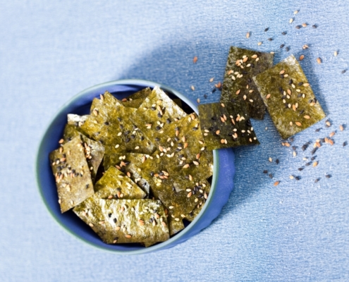 Blue bowl of crispy nori seaweed chips with sesame